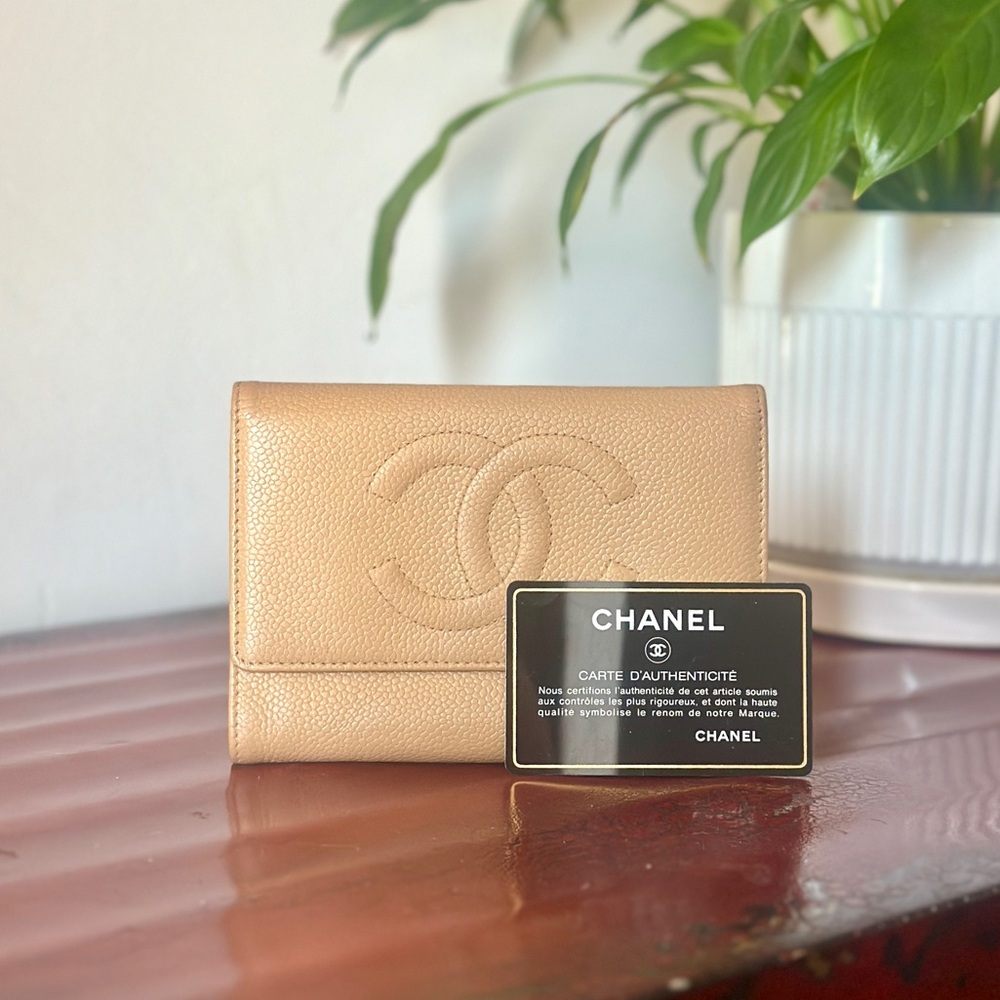 CHANEL CC Logo Caviar Skin Trifold Wallet